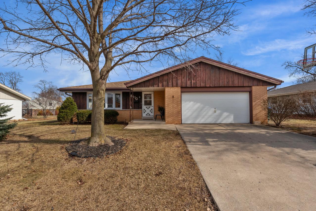 6110 Thornridge Ln, Greendale, WI 53129