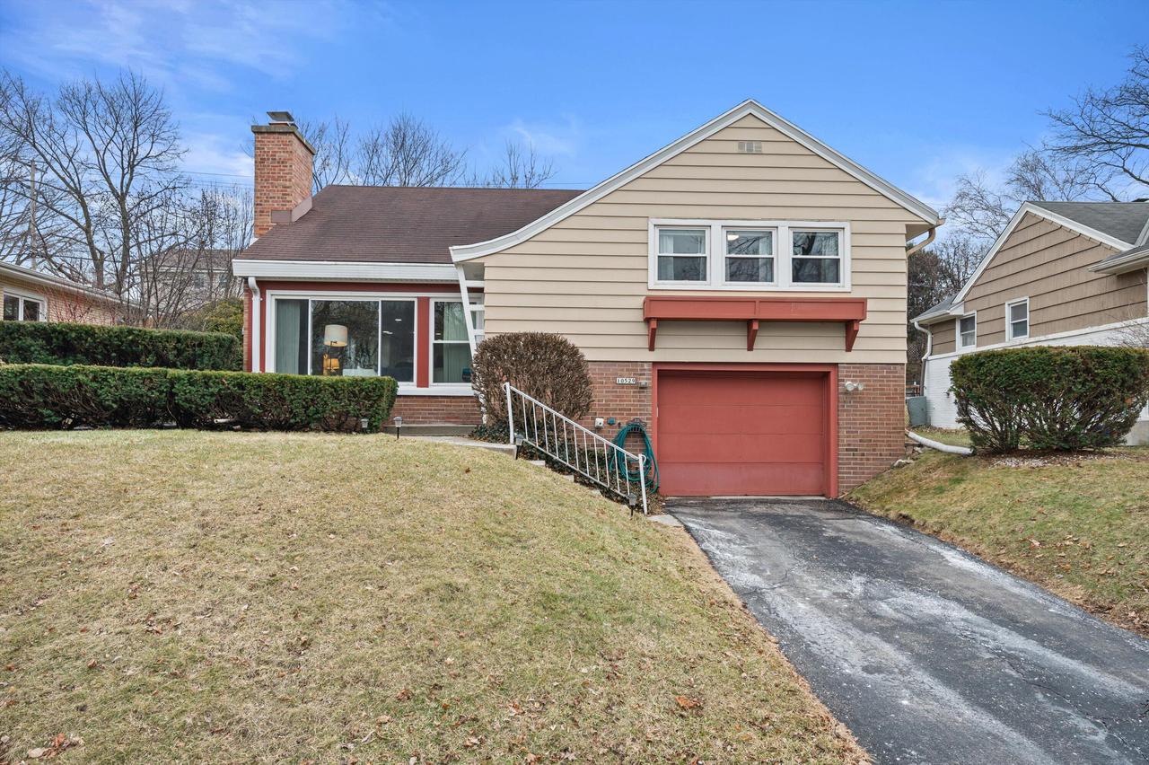 10529 W Grantosa Dr, Wauwatosa, WI 53222