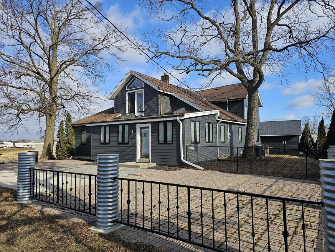 4464 S Whitnall Ave, Saint Francis, WI 53235