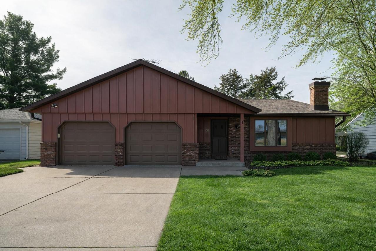 451 Coolidge St, Oconomowoc, WI 53066