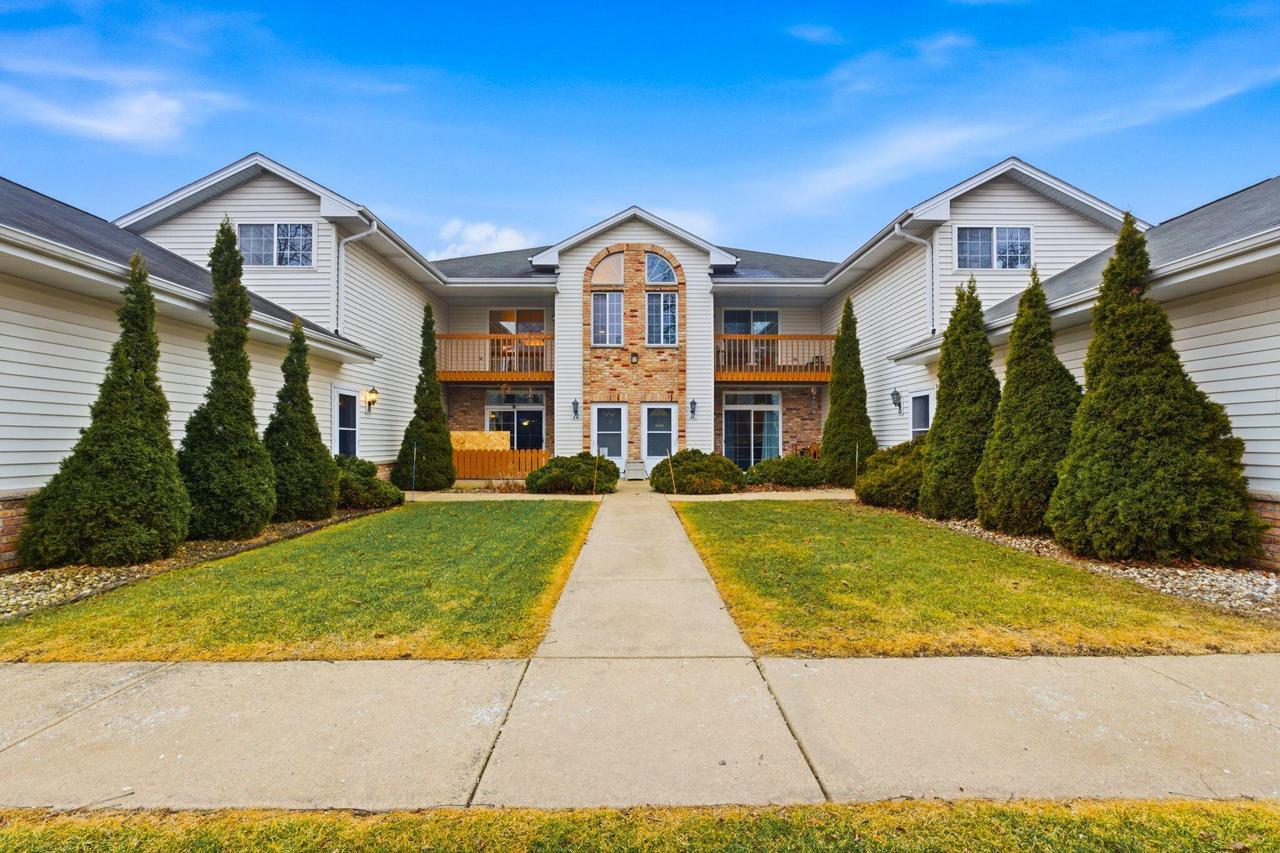 6248 S Creekside Dr #16, Cudahy, WI 53110