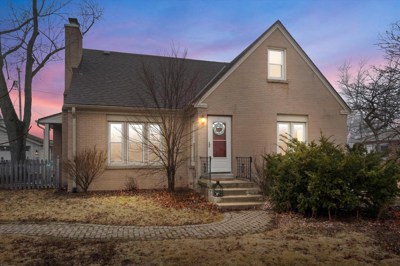 8927 N Navajo Rd, Bayside, WI 53217