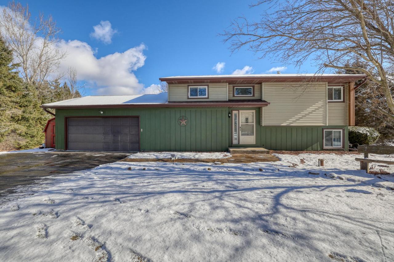 S94W35101 Crestfield Ct, Eagle, WI 53119