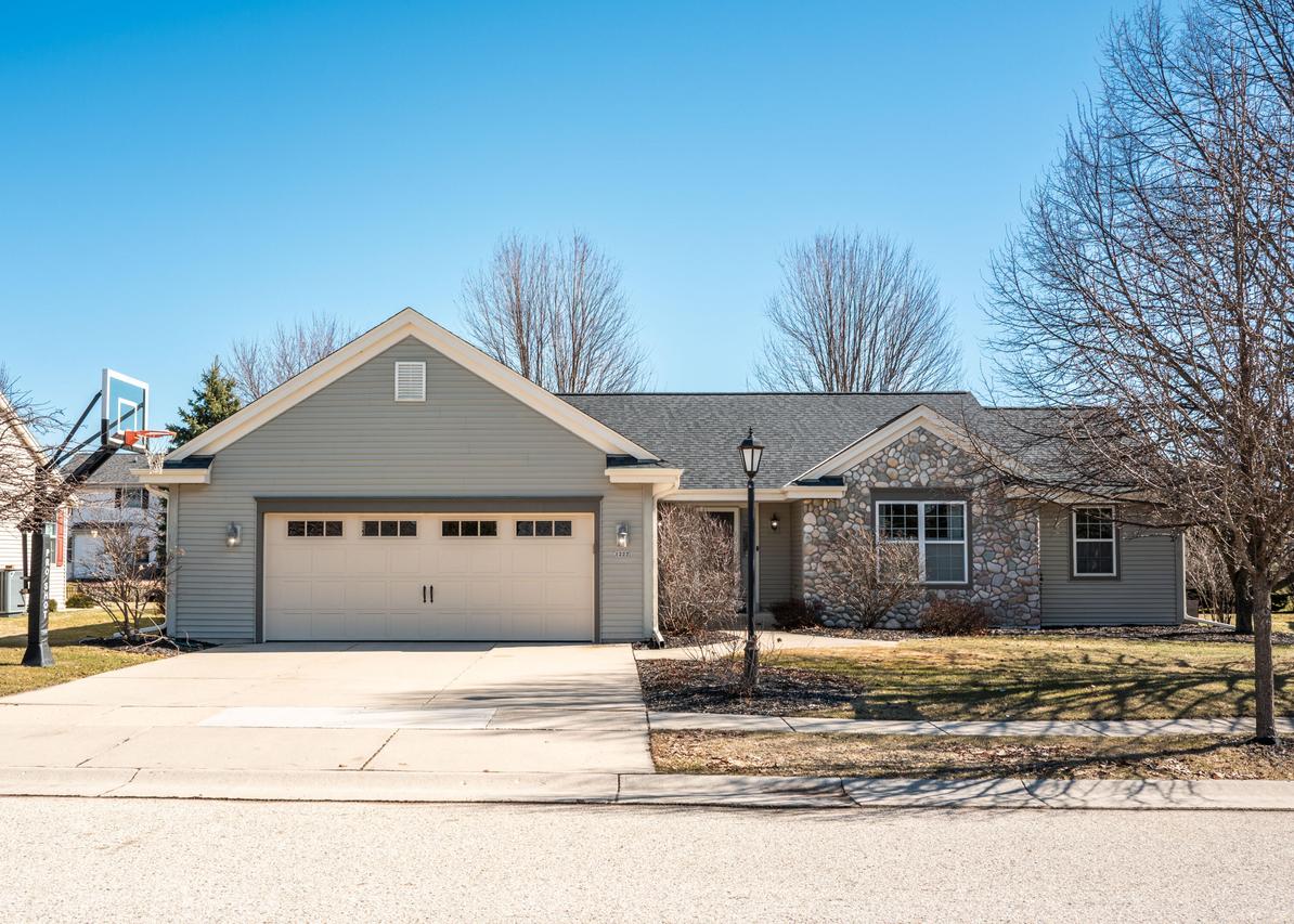 1227 Oriole Dr, Oconomowoc, WI 53066