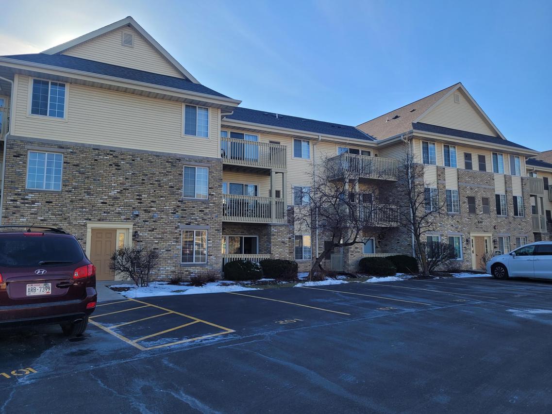 530 Windstone Dr #303, Hartland, WI 53029