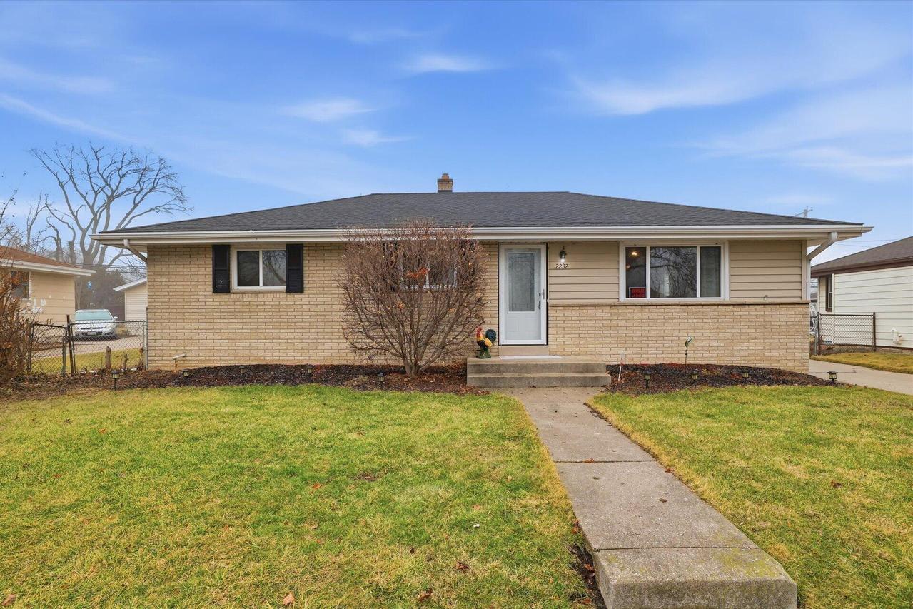 2232 W Carrington Ave, Oak Creek, WI 53154