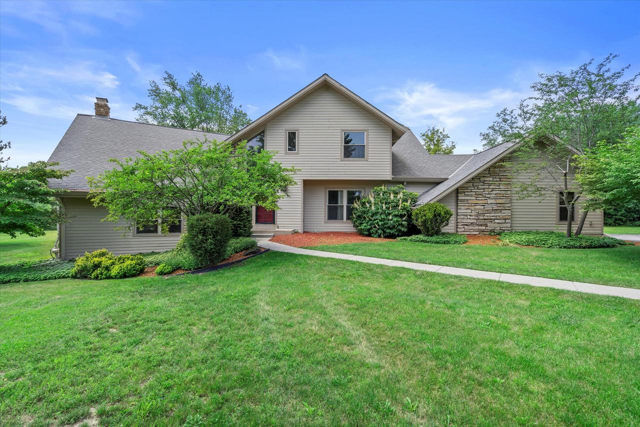 1555 W Spruce Ct, River Hills, WI 53217