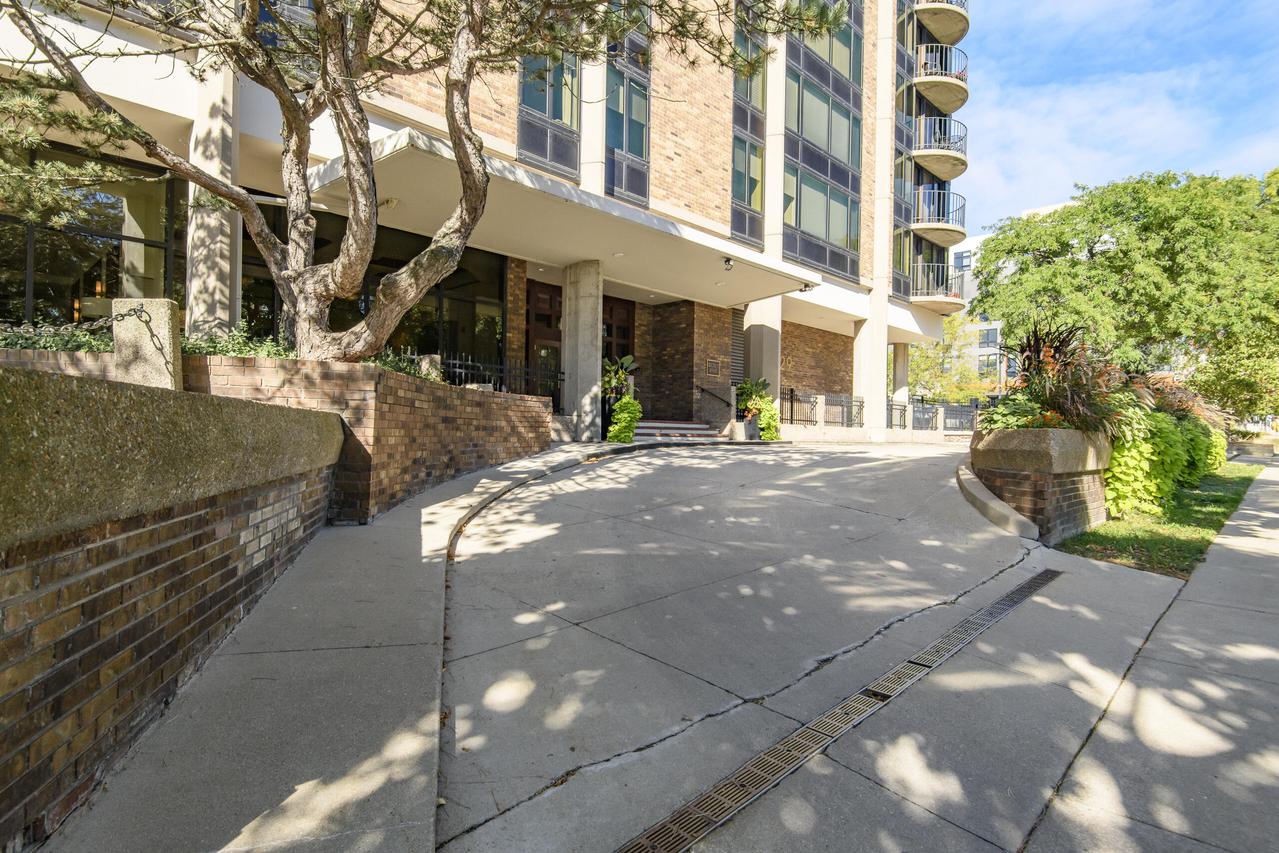 929 N Astor St #807, Milwaukee, WI 53202