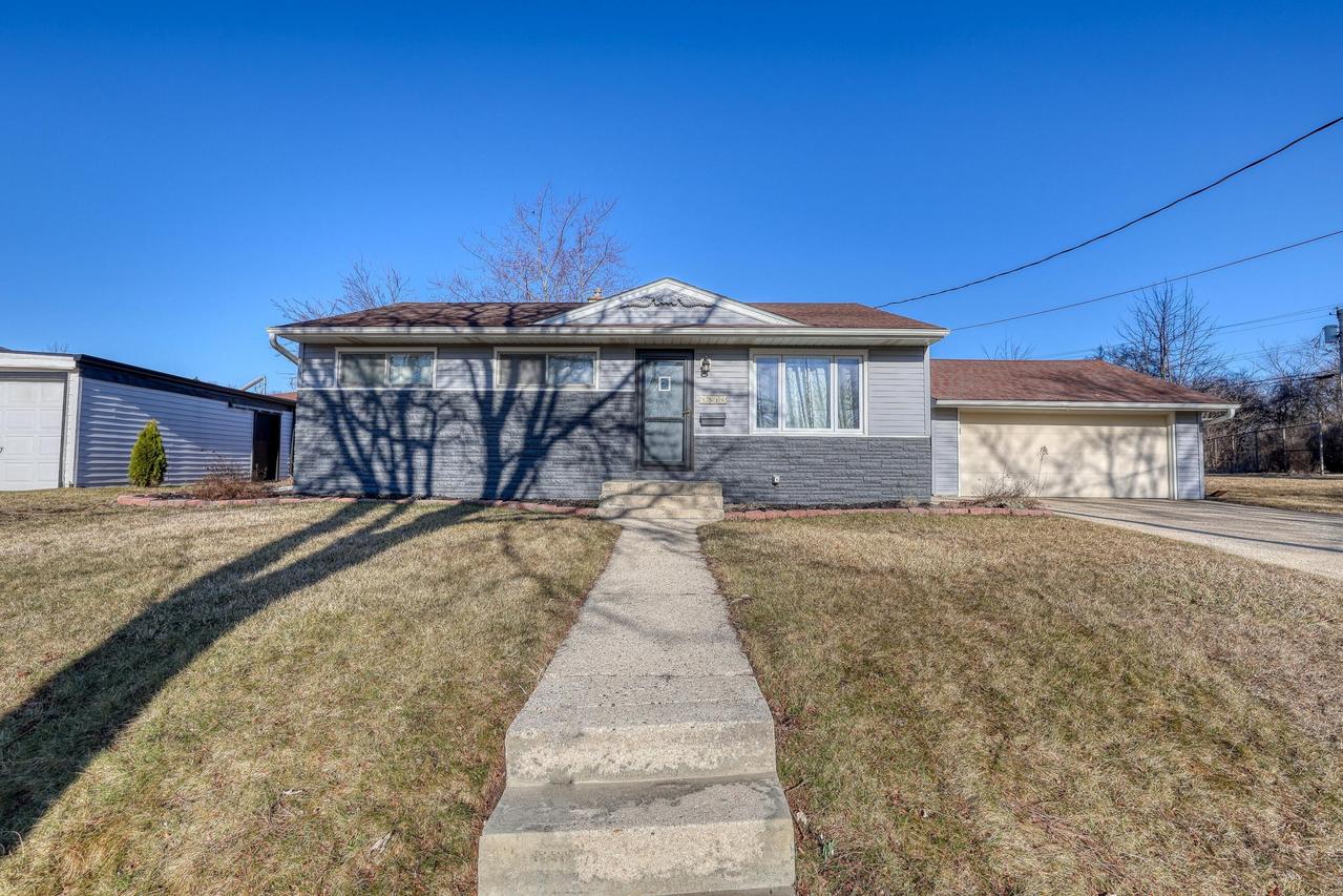 1516 Evergreen Dr, Waukesha, WI 53188