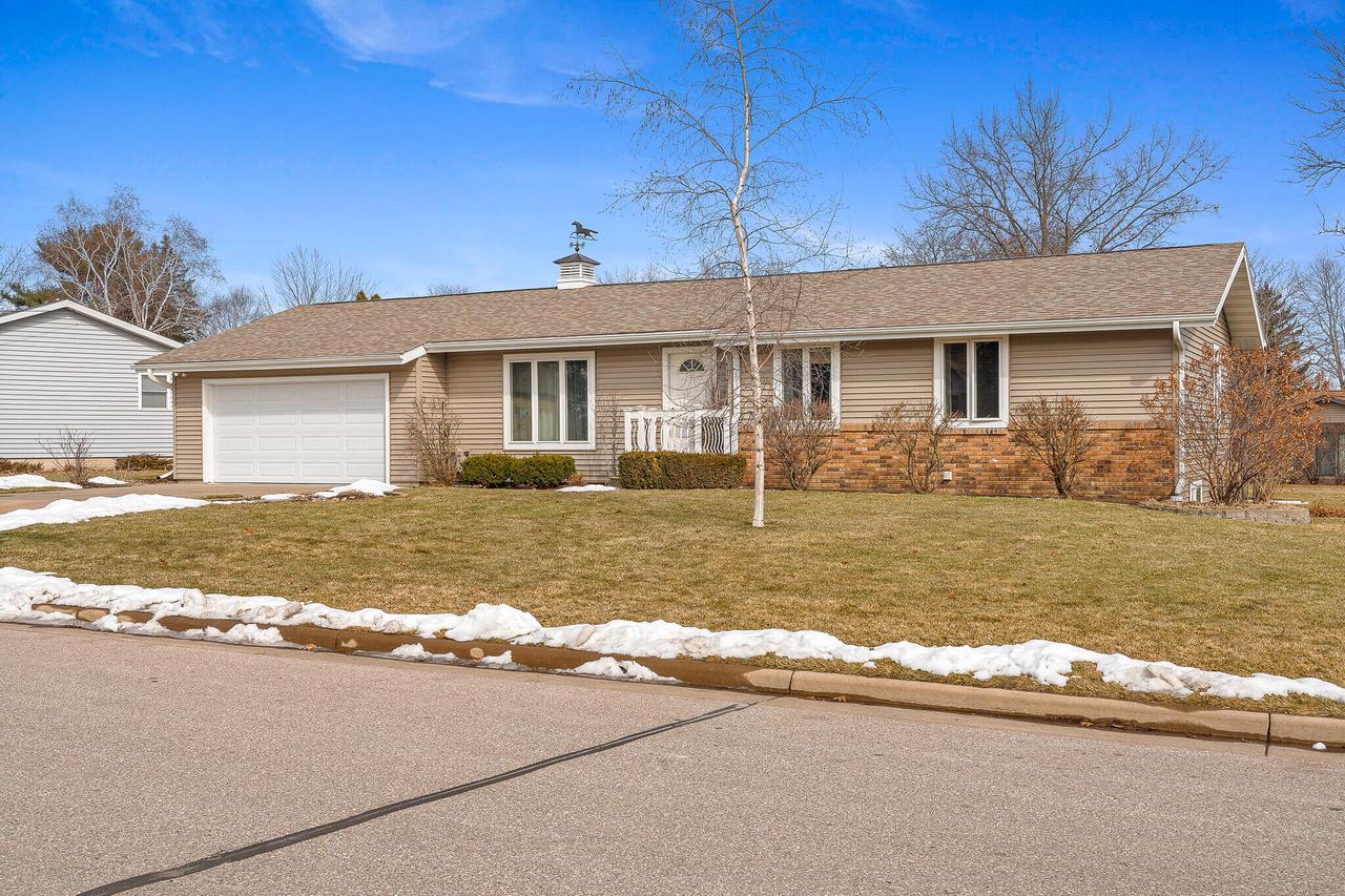 1559 Young Dr, Onalaska, WI 54650