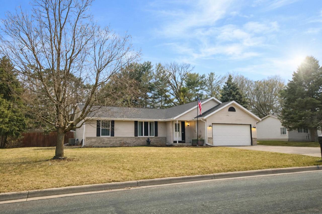 1327 Montclair Pl, Fort Atkinson, WI 53538