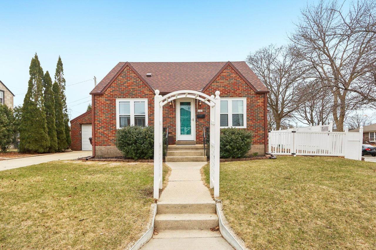 1703 E Norwich Ave, Saint Francis, WI 53235