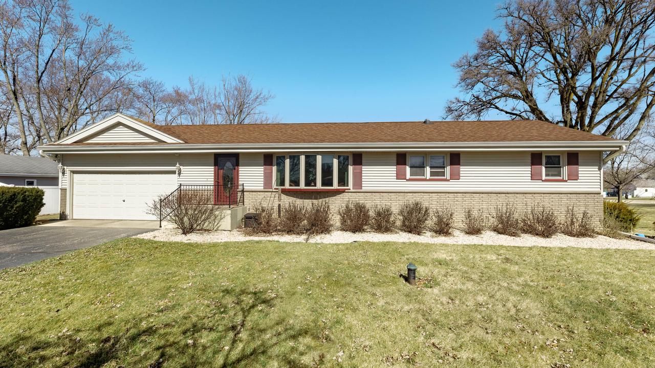 24206 89th St, Salem Lakes, WI 53168