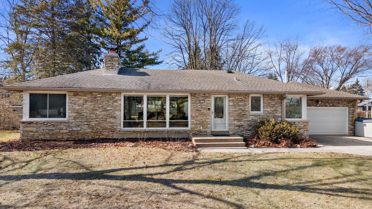 6155 S 35th St, Greenfield, WI 53221