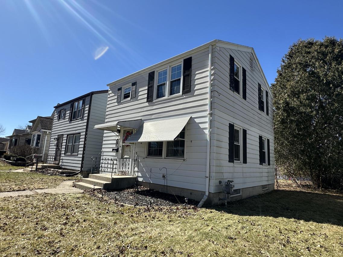2349 S 77th St, West Allis, WI 53219