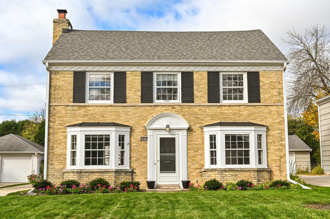 2417 N 96th St, Wauwatosa, WI 53226
