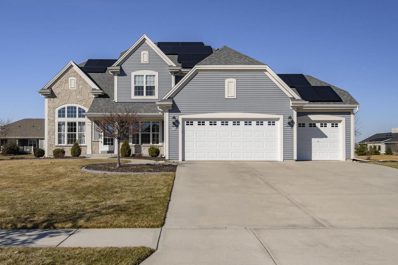 512 Westlawn Ave, Mukwonago, WI 53149