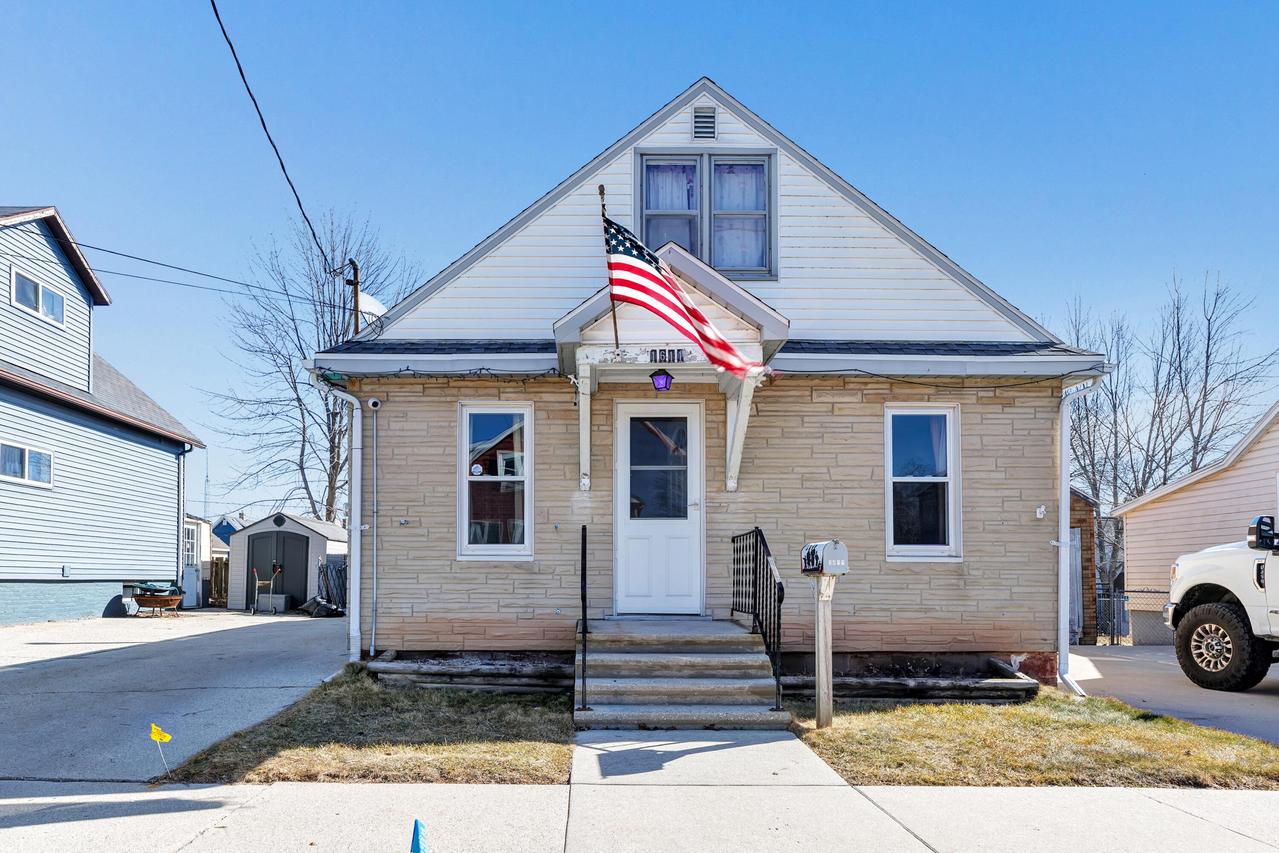 1611 Jackson St, Two Rivers, WI 54241