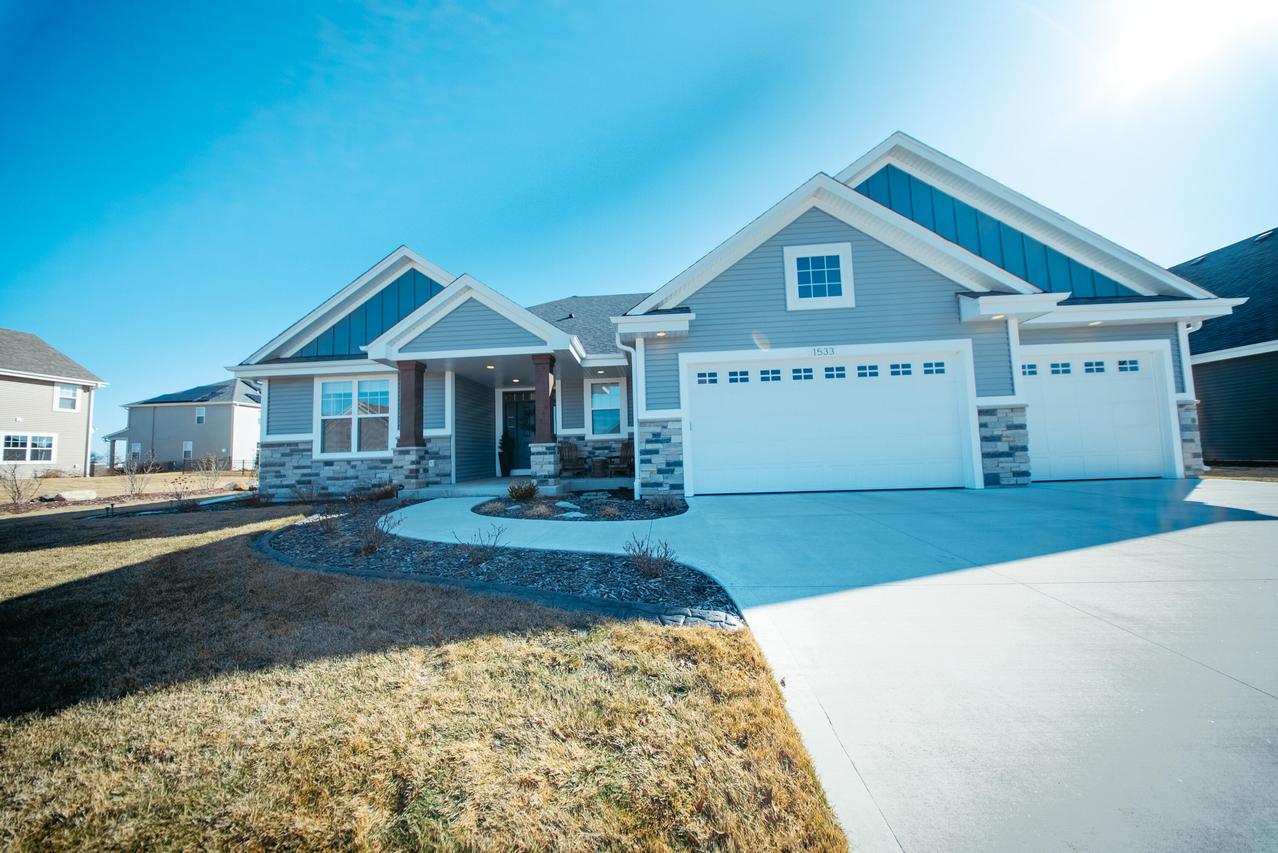 1533 Fay Ln, Oconomowoc, WI 53066