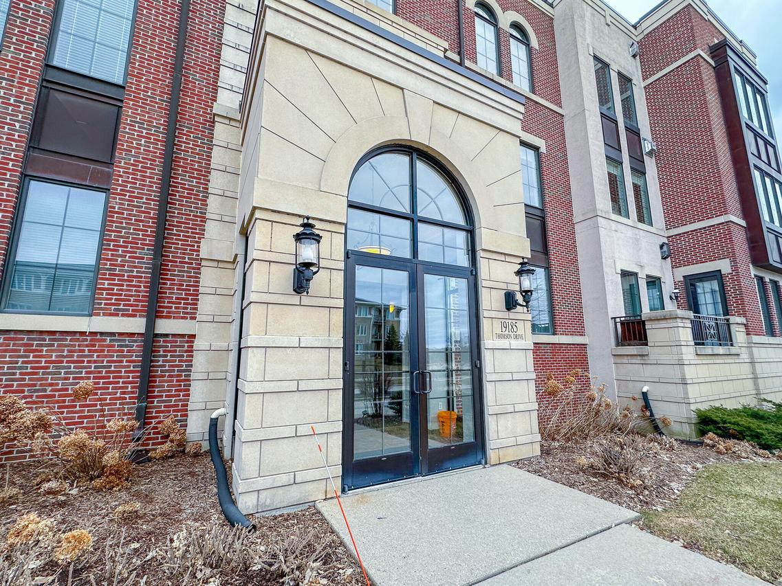 19185 W Thomson Dr #204, Brookfield, WI 53045
