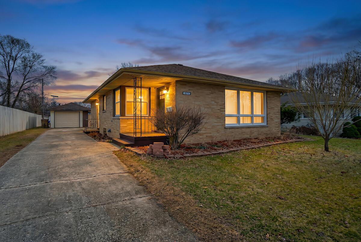 807 79th St, Kenosha, WI 53143