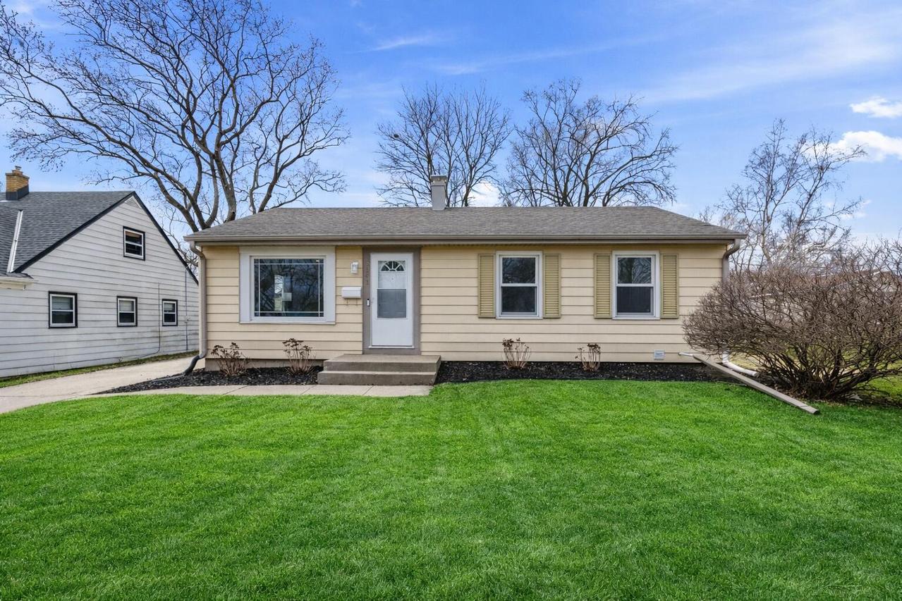 3541 S 46th St, Greenfield, WI 53220