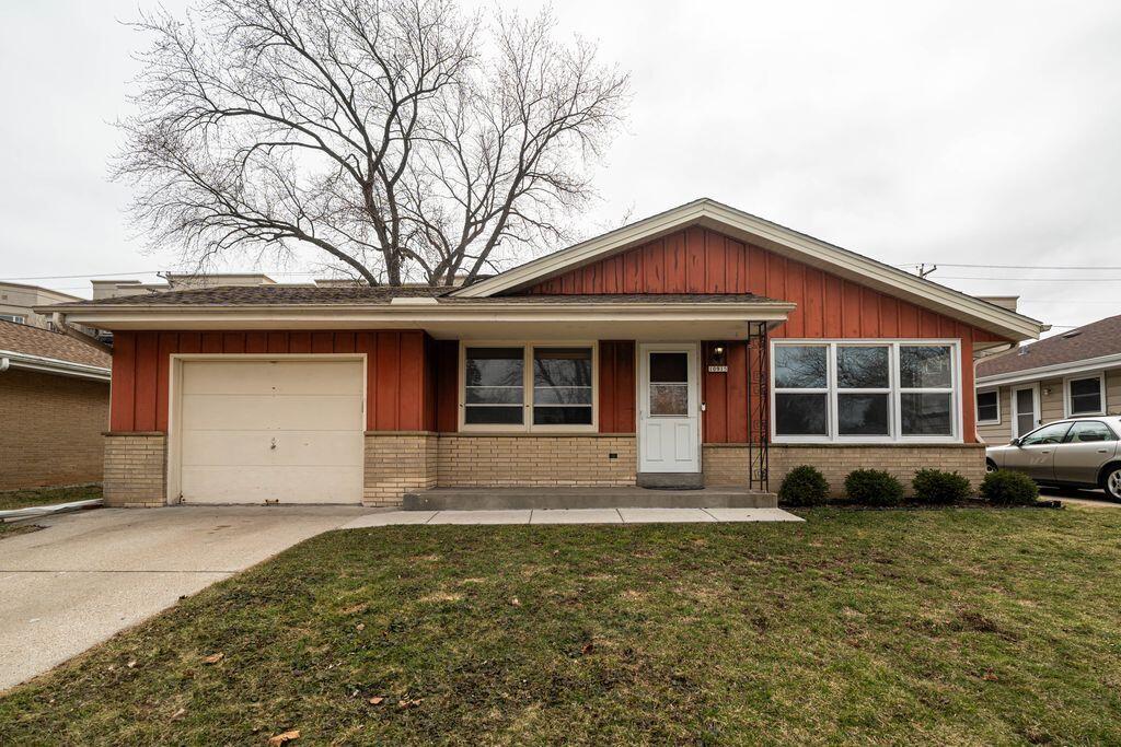 10915 W Harvard Ln, Wauwatosa, WI 53226