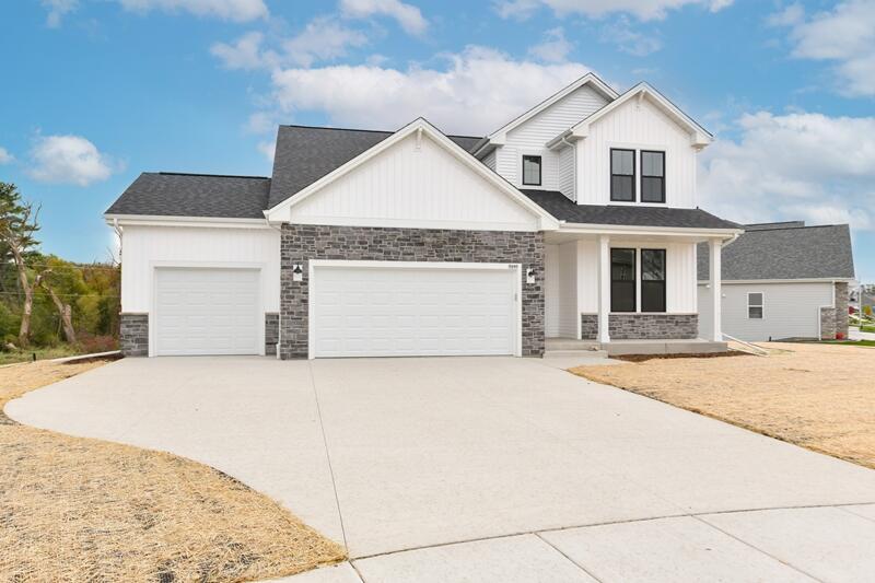 9546 S Bergamont Dr, Franklin, WI 53132