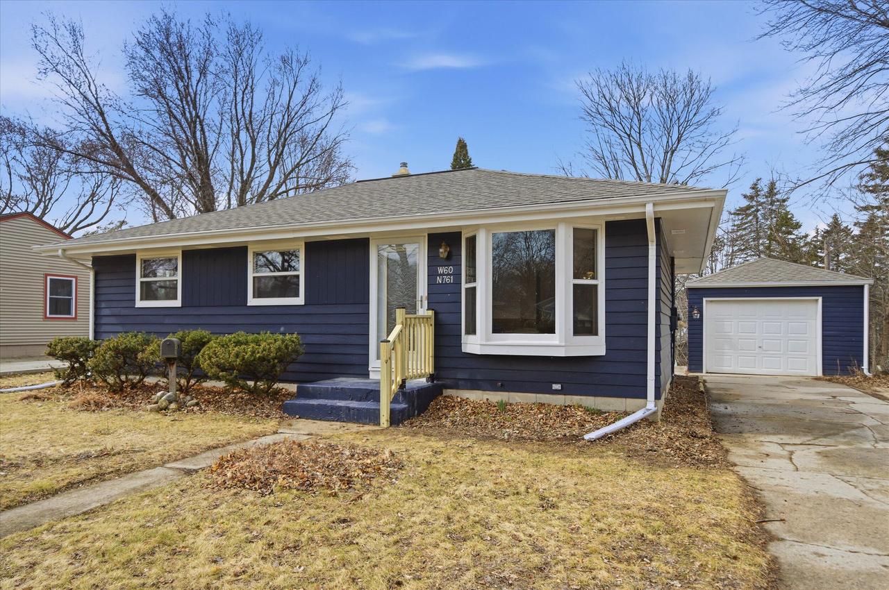 W60N761 Jefferson Ave, Cedarburg, WI 53012