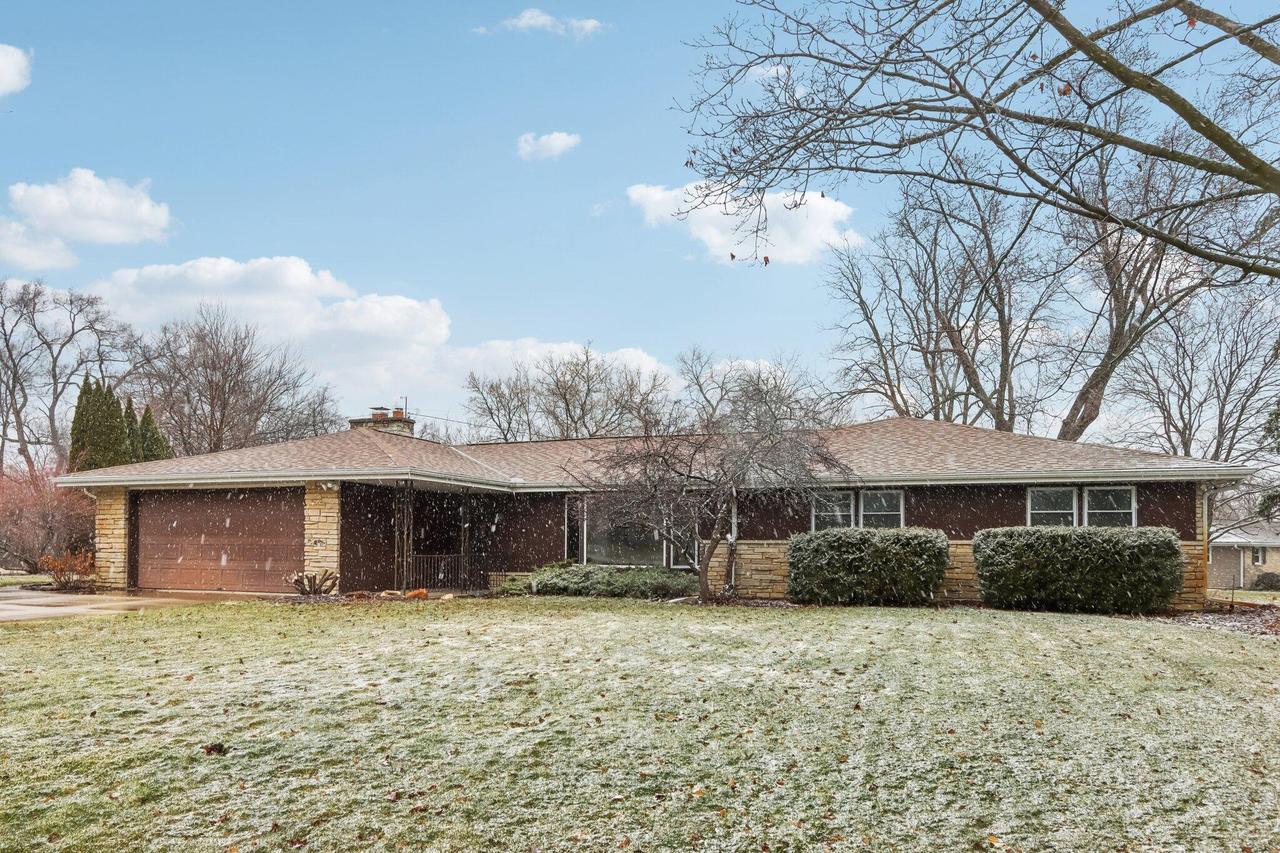 21840 Greendale Dr, Brookfield, WI 53186