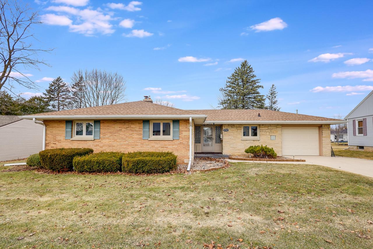 3702 Schroeder Dr., Manitowoc, WI 54220