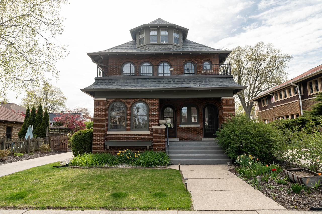 3915 N Downer Ave, Shorewood, WI 53211