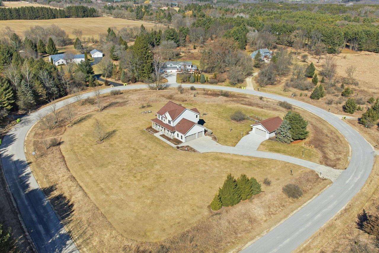 2080 St Patrick Cir, Erin, WI 53027