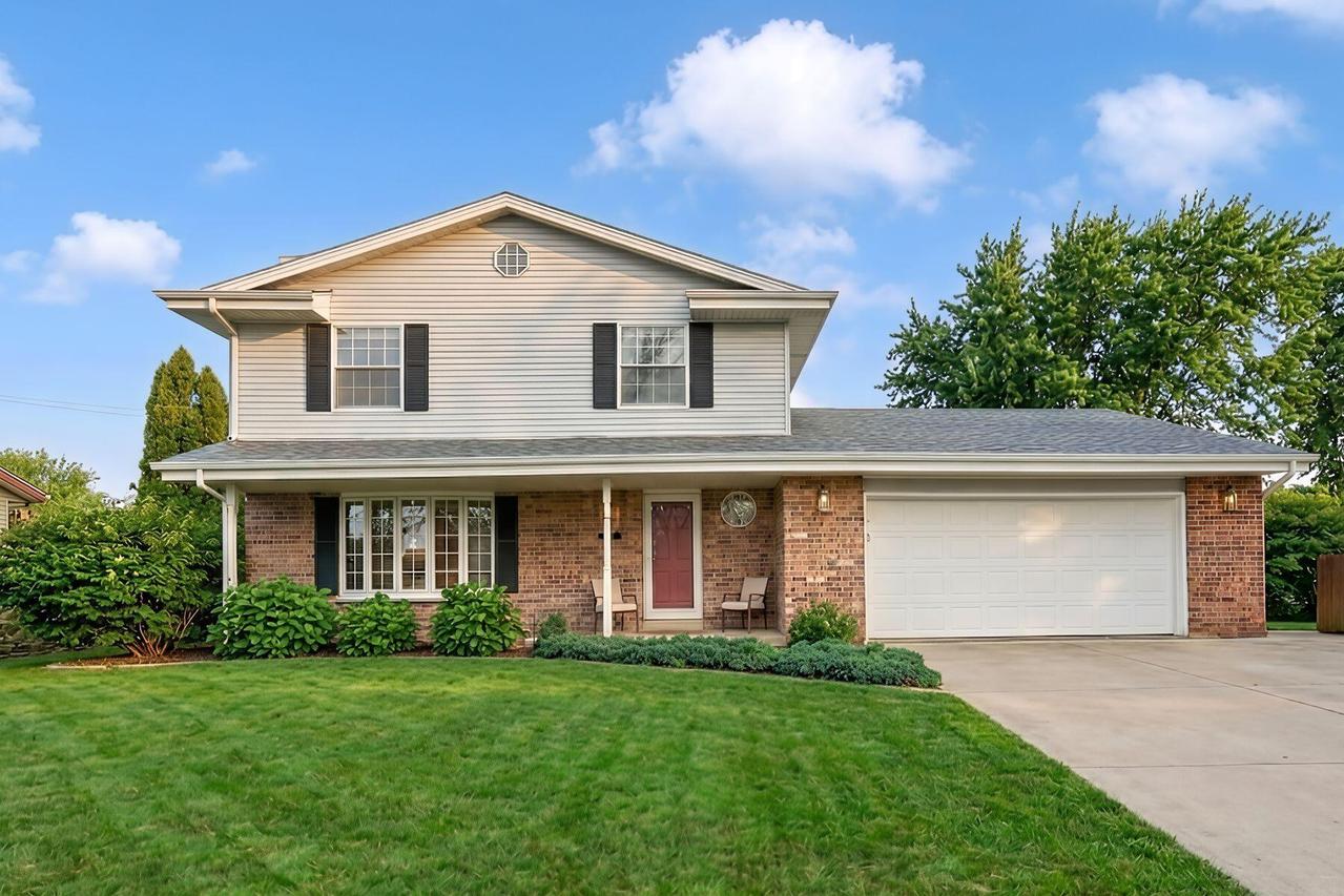 8465 S Heritage Ct, Oak Creek, WI 53154