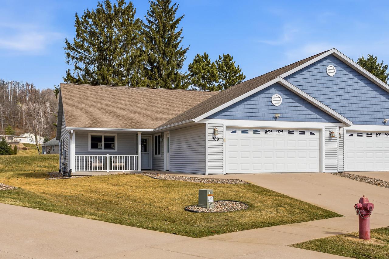 709 Wildwood Ct, La Crescent, WI 55947