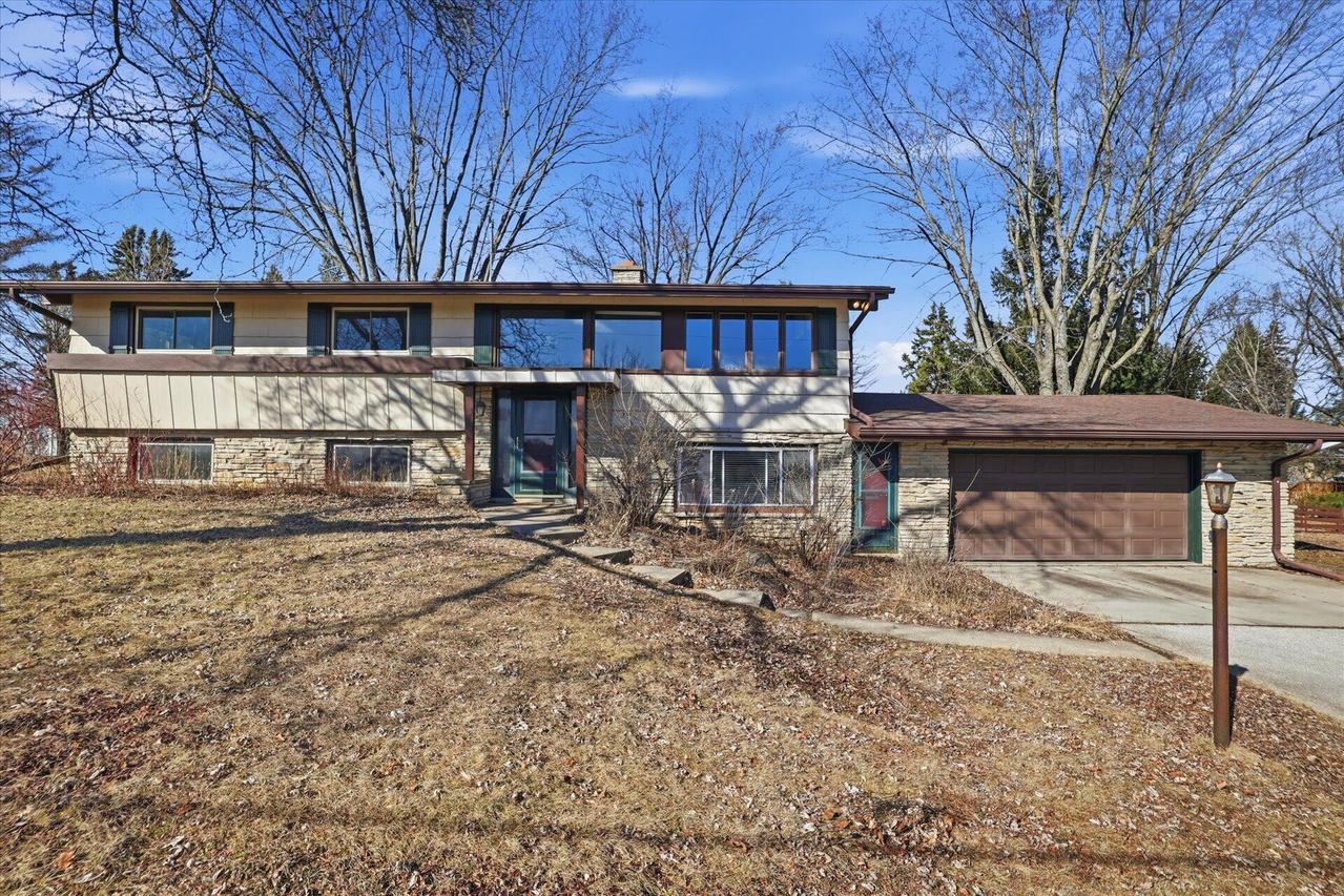 255 Hilldale Dr, Hartford, WI 53027