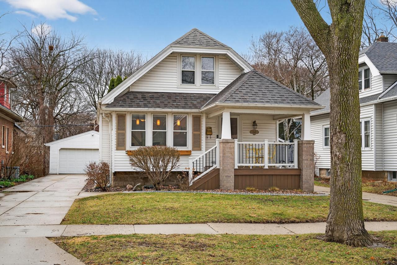 2347 N 85th St, Wauwatosa, WI 53226