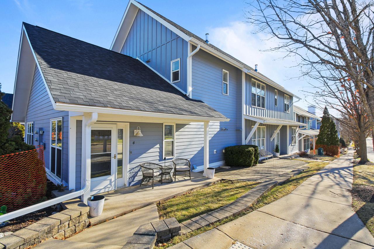 453 Mill St #802, Fontana, WI 53125