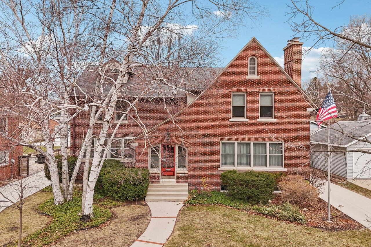 7500 Hillcrest Dr, Wauwatosa, WI 53213