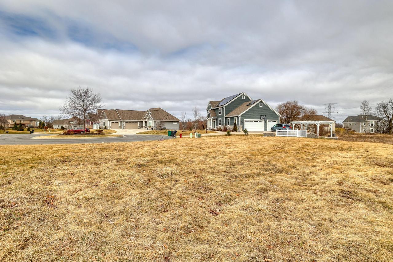 N57W19673 Holly Ct, Menomonee Falls, WI 53051