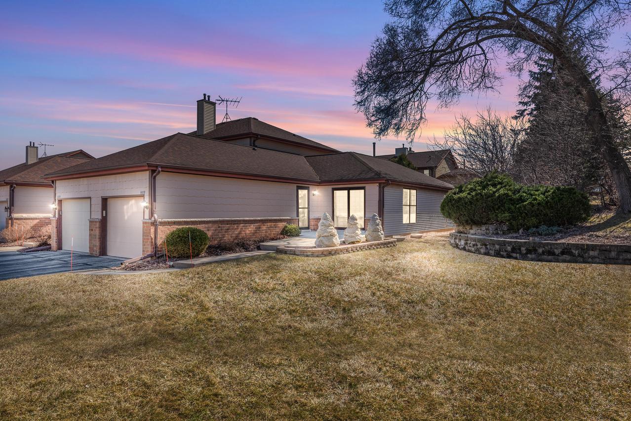 8827 W Knoll Ct, Franklin, WI 53132