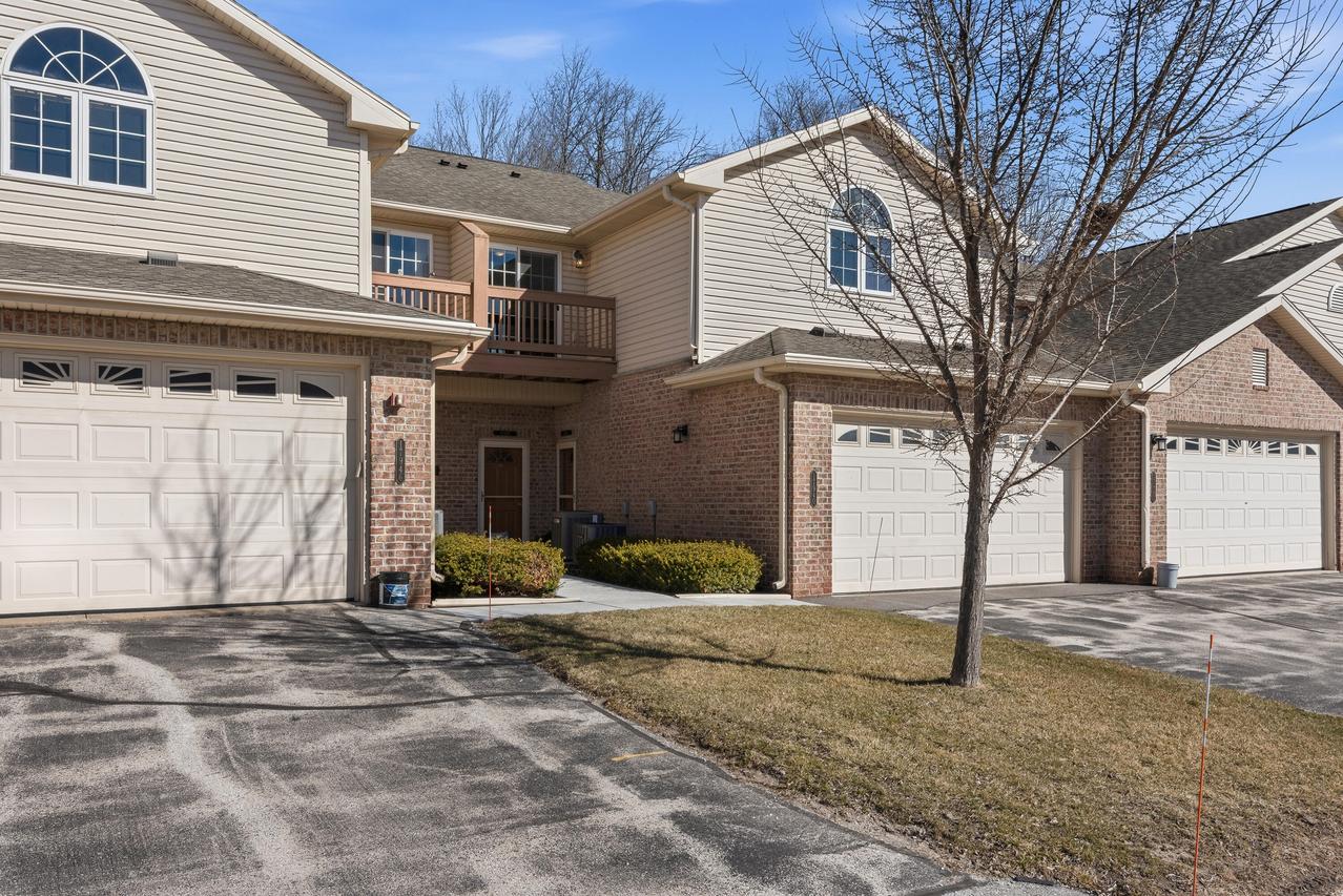 17940 W Jacobs Ridge, New Berlin, WI 53146