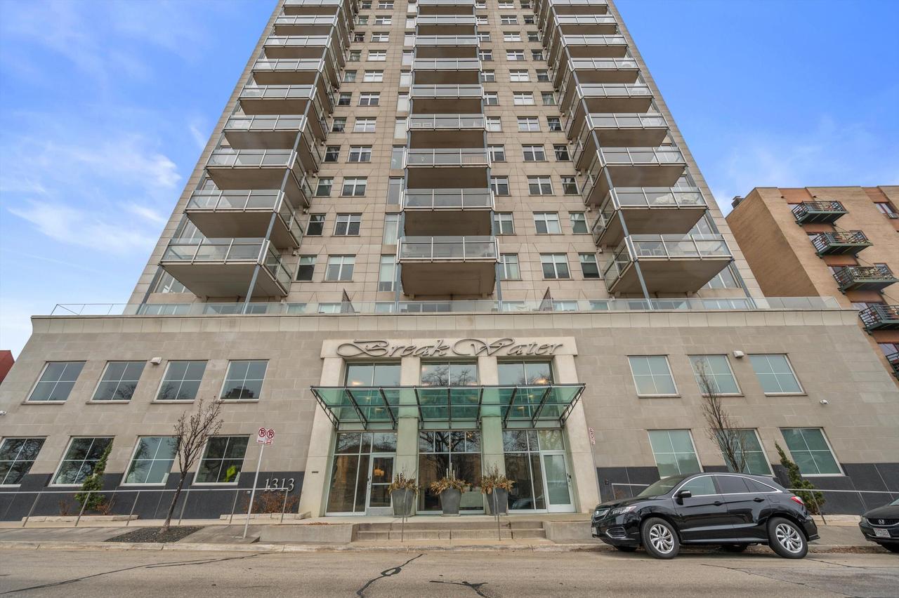 1313 N Franklin Pl #902, Milwaukee, WI 53202