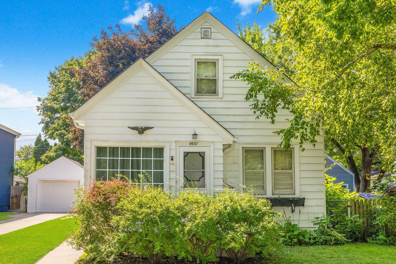 4937 N Hollywood Ave, Whitefish Bay, WI 53217