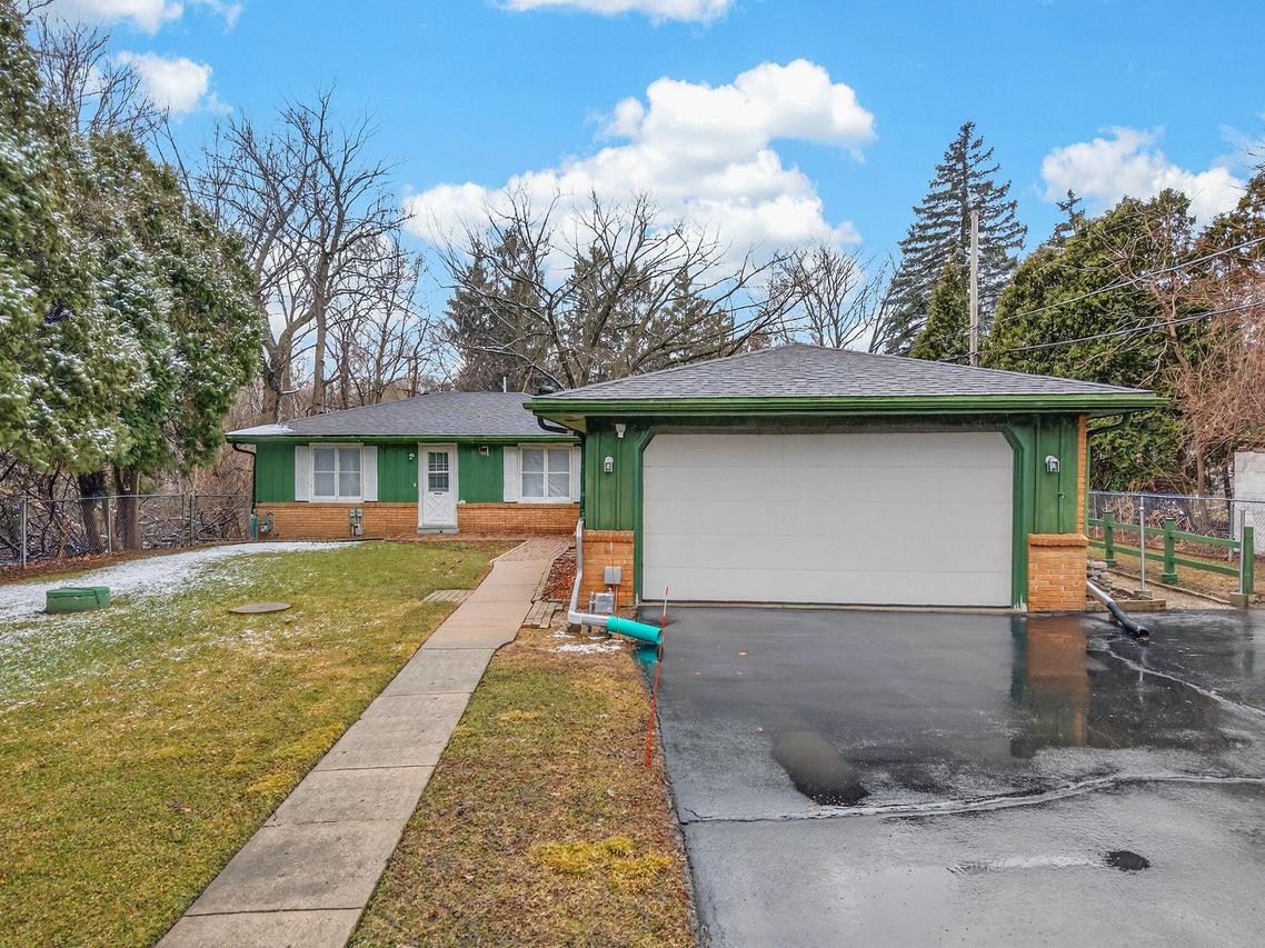 W231S2543 Racine Ave, Waukesha, WI 53186