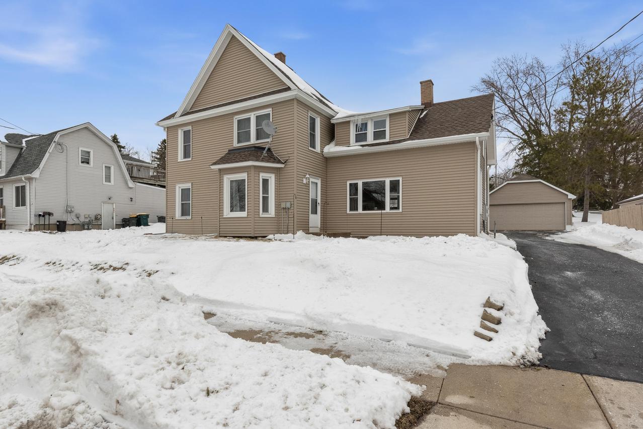 1909/1911 Salisbury Rd, West Bend, WI 53090