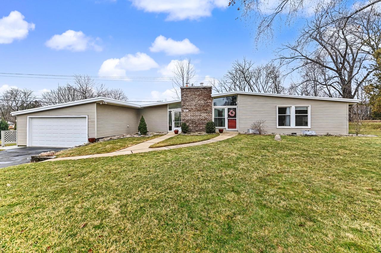 17835 Maple Tree Ln, Brookfield, WI 53045