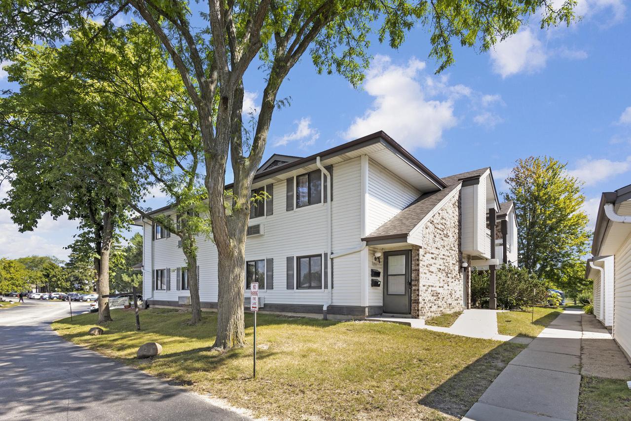 10818 W Donna Dr, Milwaukee, WI 53224