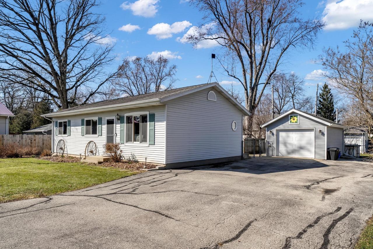 2420 Marshall Sq, Dover, WI 53139