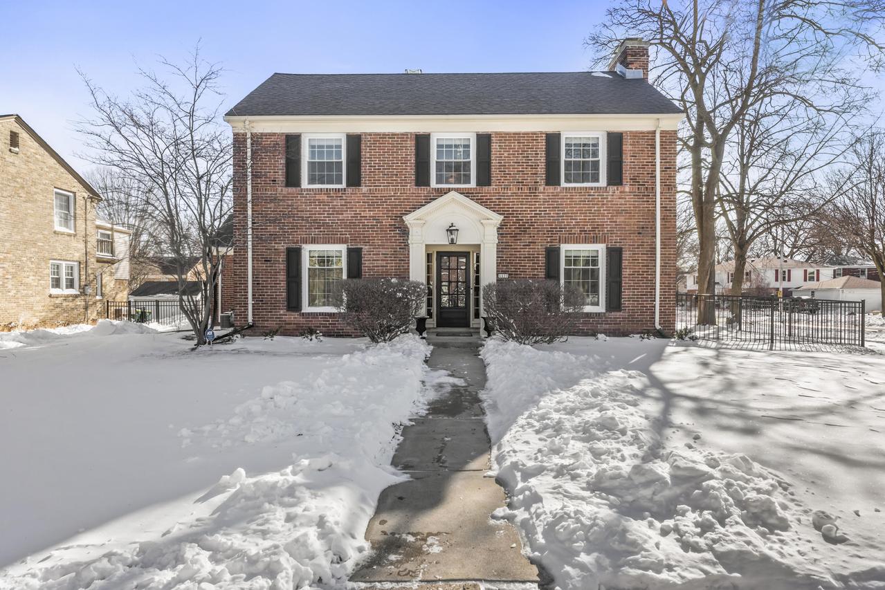 4400 N Wildwood Ave, Shorewood, WI 53211
